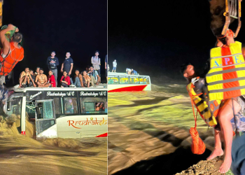 मध्यराति बाढी आइरहेको खोलामा जब चालकले बस हाले , सबै यात्रुकाे सकुशल उद्धार , बगायाे बस