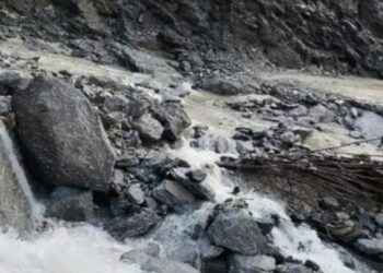 संखुवासभामा बाढीले पाँच वटा काठेपुल बगायो , खाँदबारी–किमाथाङ्का सडकखण्ड अवरुद्ध