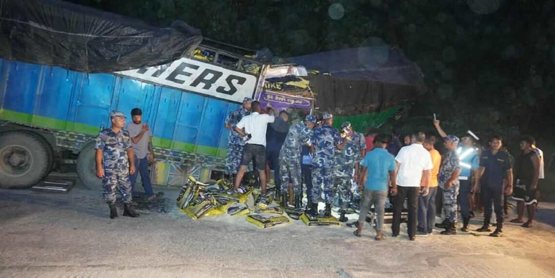 बारामा २ ट्रक ठोकिँदा स्टेरिङमा च्यापिएका चालकको ३ घण्टापछि उद्धार