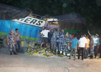बारामा २ ट्रक ठोकिँदा स्टेरिङमा च्यापिएका चालकको ३ घण्टापछि उद्धार