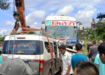 चितवनमा बस र माइक्रो ठोक्किँदा ७ जनाको मृत्यु, १८ जना घाइते