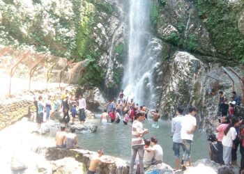 गर्मी छल्न नमस्ते झर्ना पुग्छन पर्यटक , पहिला गोठालो पुग्न डराउथे अहिले व्यवस्थापन गर्नै कठिन