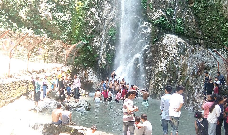 गर्मी छल्न नमस्ते झर्ना पुग्छन पर्यटक , पहिला गोठालो पुग्न डराउथे अहिले व्यवस्थापन गर्नै कठिन