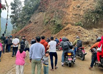 बाढी–पहिरो : विहानैबाट ६ राजमार्ग अवरुद्ध