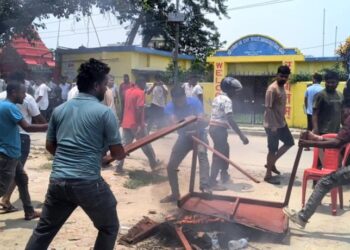 निलम्बित मेयरका समर्थकले गरे राजविराज नगरपालिकामा तोडफोड