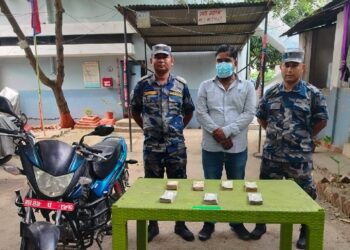 पर्साबाट स्रोत नखुलेको १८ लाख रुपैयाँसहित दुईजना पक्राउ