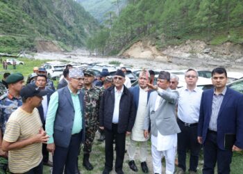 बाढी प्रभावित रसुवागढीमा पुगे प्रधानमन्त्री, तीन मन्त्री र सबै सुरक्षा प्रमुख {तस्वीरहरु}