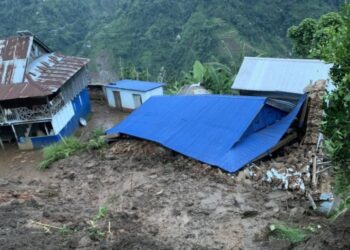 ताप्लेजुङकाे सिदिङ्वामा पहिराेले घर पुर्‍यो,  भित्र फसेका तीन जनाको सकुशल उद्धार