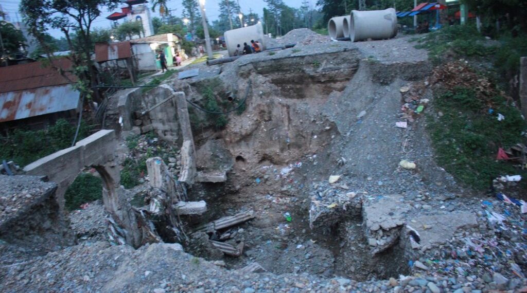 धरानकाे खहरे पुल : भत्किएको वर्ष दिनमा पनि बनेन, जोखिमपूर्ण यात्रा गर्न बाध्य