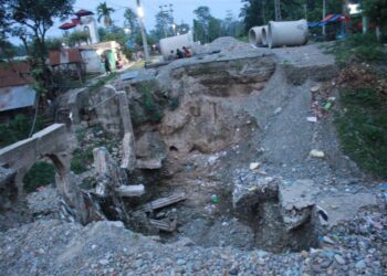 धरानकाे खहरे पुल : भत्किएको वर्ष दिनमा पनि बनेन, जोखिमपूर्ण यात्रा गर्न बाध्य