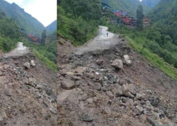 अरनिको राजमार्गमा पहिरो, तातोपानी क्षेत्रमै रोकिए गाडीहरु