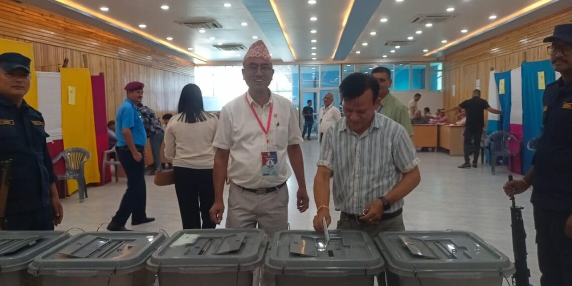 धरानमा सुनसरी उद्योग वाणिज्य संघको नयाँ कार्यसमिति चयनका लागि मतदान जारी , २. अध्यक्ष पदका लागि गोपाल श्रेष्ठ र शिवराज श्रेष्ठबीच कडा प्रतिस्पर्धा