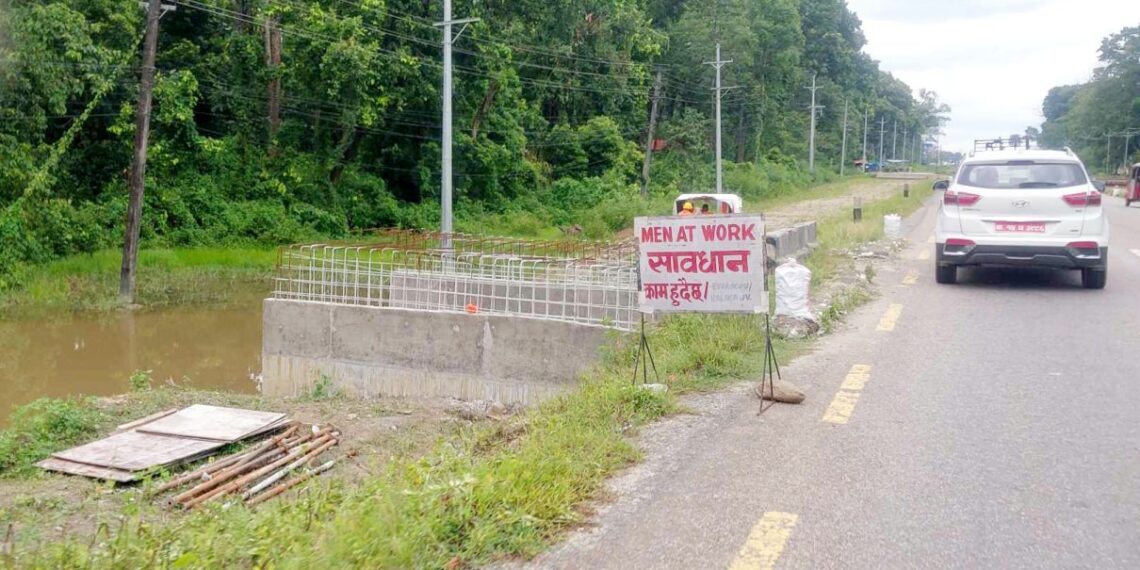 सुकुना खाेलाकाे बाढीले एसियन हाइवेकाे डार्भर्सन बगायाे , पूर्व–पश्चिम राजमार्ग अवरूद्ध