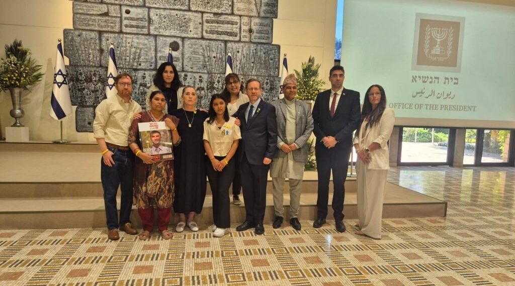 आमा र बहिनीले इजरायलका राष्ट्रपतिलाई भेटेर मागे विपिन जोशी रिहाइको गुहार