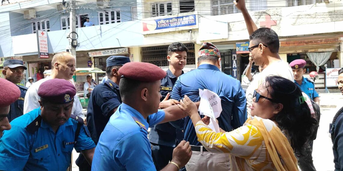 पत्रकारकाे शान्तीपुर्ण आन्दाेलनमा प्रहरी धरपकड , काेशी प्रदेशमा सञ्चार विधेयक सच्याउन माग