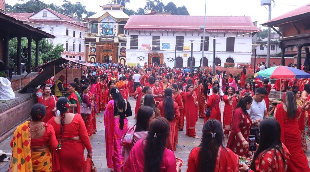 पशुपतिमा तीजको हर्षोल्लास : भक्तजनको घुइँचो (तस्वीरहरू)