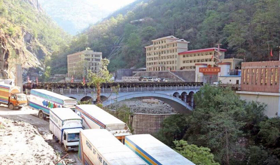 तातोपानी नाका अवरुद्ध हुँदा दशैँका सामान बोकेका कन्टेनर अलपत्र , कराेडाैकाे खाद्यन्न बाटाेमै कुहिदै