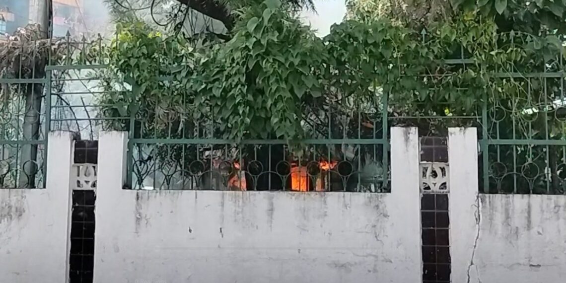 संसद्‌ भवन परिसरमा प्रदर्शनकारीले लगाए आगो