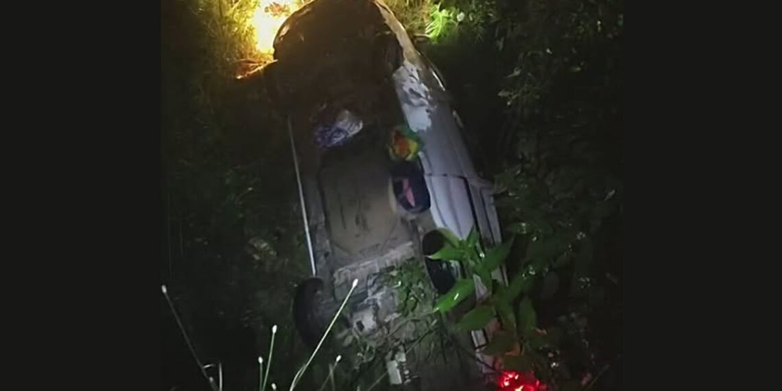 दसैँका लागि घर हिँडेका यात्रु बोकेको गाडी सुर्खेतमा दुर्घटना, १७ जना घाइते