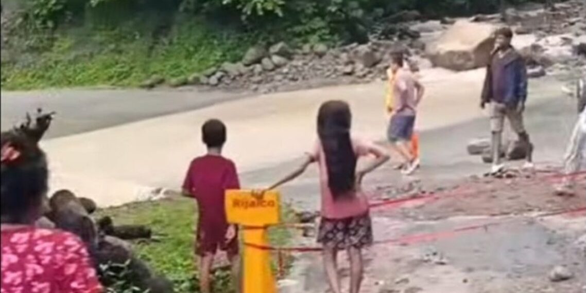 सुनसरीमा मोटरसाइकलसँगै खोलाले बगाएका सर्लाहीका युवक मनीष अझै भेटिएनन्