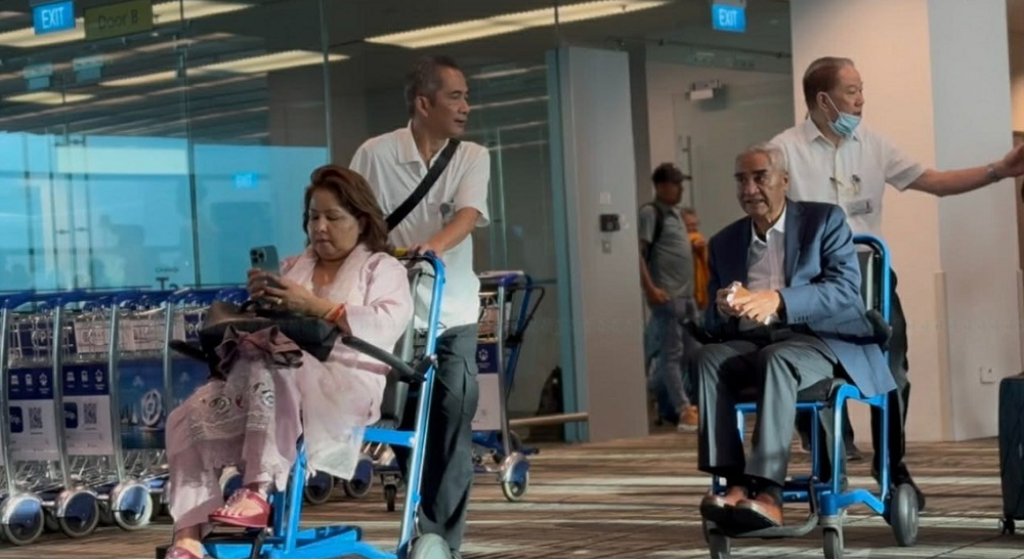 सिंगापुर पुगे देउवा दम्पती, विमानस्थलबाट ह्विलचेयरमा बाहिरिए