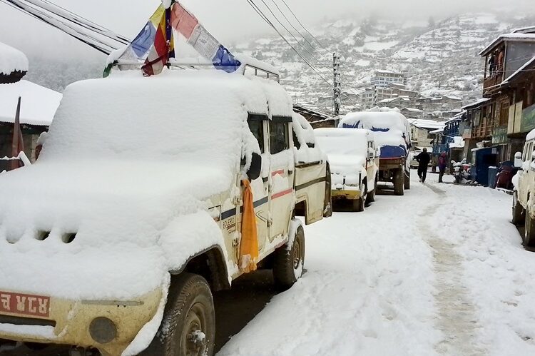 हिमपातले हुम्लाको न्यालु सडक बन्द, पर्यटक अलपत्र