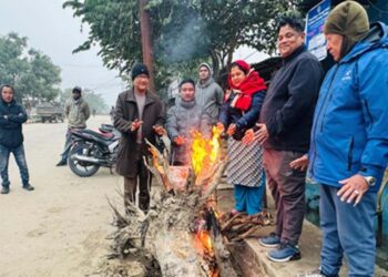 शीतलहरबाट जनजीवन प्रभावित हुनथालेपछि चोकचोकमा दाउरा बाल्न थालियो