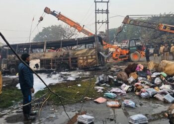 ट्रकमा ठोक्किएर बसले बिजुलीको पोल भाँच्यो, आगो लाग्दा ३ यात्रुको मृत्यु, २४ घाइते