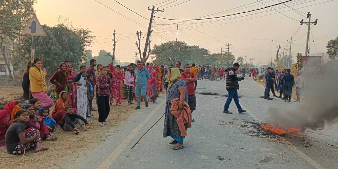 ट्रक दुर्घटनामा ५ मजदुरको मृत्युपछि स्थानीयद्वारा बिराटनगर र बर्जुमा सडक अवरुद्ध