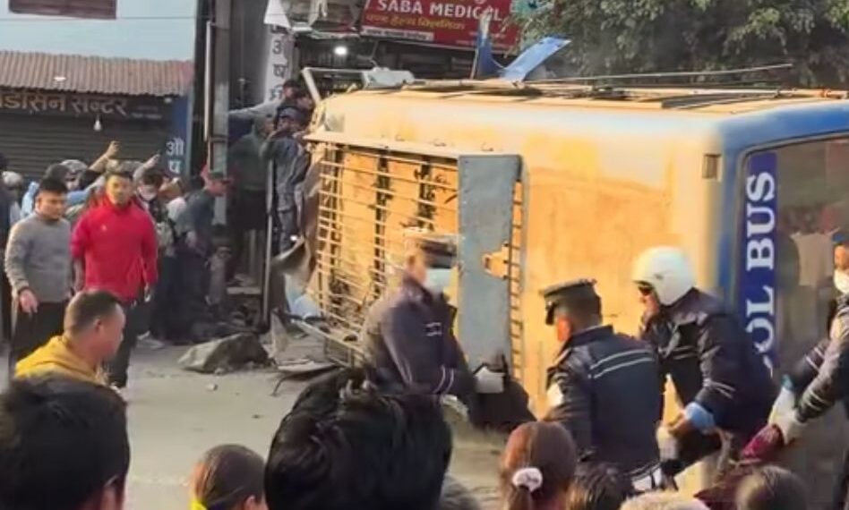 धरानको जिरो प्वाइन्टमा बस दुर्घटना , ५ जनाकाे घटनास्थलमै मृत्यु , १७ जना घाइते