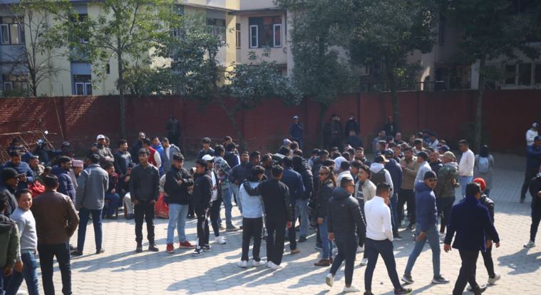 गगन-विश्वले कब्जा गर्ने डरले देउवा पक्षका डेढसय कार्यकर्ता पार्टी कार्यालयमै सुते