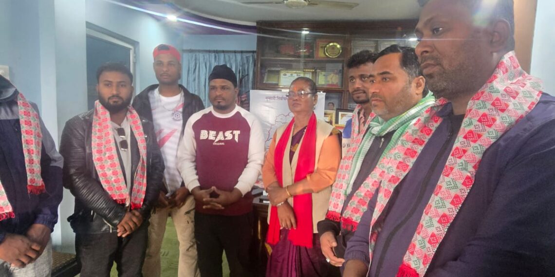 सुनसरी–३ मा काँग्रेस टोल कमिटी सभापति सहित दुई दर्जन युवा एमालेमा प्रवेश