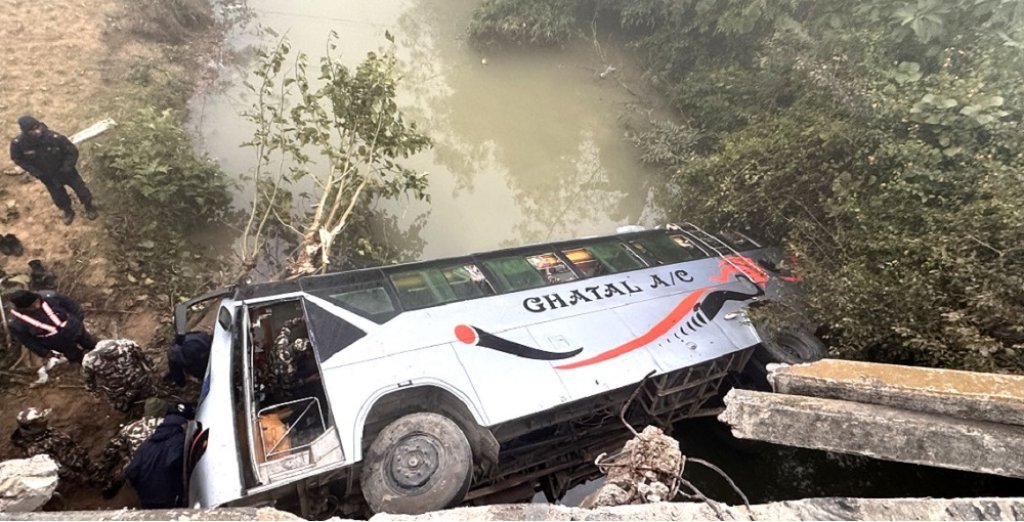 बैतडीमा जन्ती बस दुर्घटनाः मृतकको सङ्ख्या १३ पुग्यो ,बेहुला बेहुली सकुसल