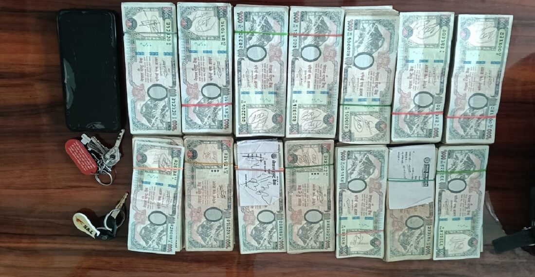 स्रोत नखुलेको १४ लाख नगदसहित २१ वर्षका युवक पक्राउ