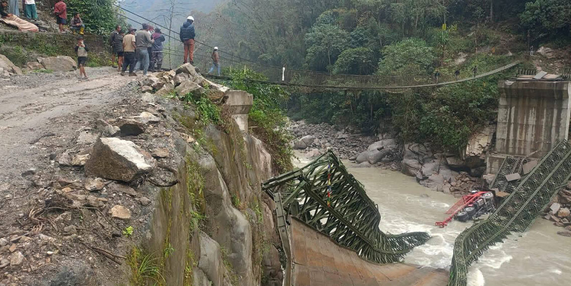 बेलिब्रिज भाँचिदा अरुण नदीमा खस्यो निर्माण सामग्री बोकेको ट्रक
