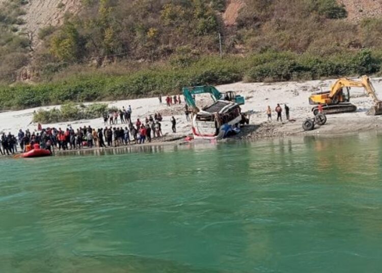 तामाकोसी बस दुर्घटनामा मृतकको संख्या १२ पुग्यो , ७ जना घाइतेलाई काठमाडौँ पठाइयो