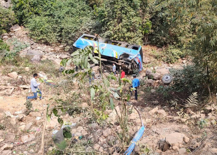 उदयपुरको ‘मृत्युपासो’मा बस दुर्घटना : दुई जनाको अवस्था गम्भीर, घाइते हुनेमा १० वर्षीय बालकदेखि ७८ वर्षीय वृद्धसम्म