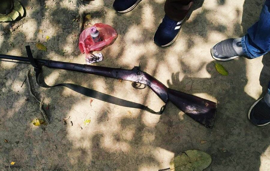 कैलालीमा बाख्रा चराउन गएका बेला झगडा पर्‍यो, पहिले पत्नीलाई गोली हाने अनि आफूलाई