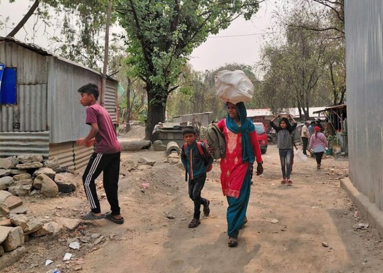 थापाथलीको सुकुमवासी बस्ती खाली गर्न सुरु, धमाधम सार्न थालीयाे सामान