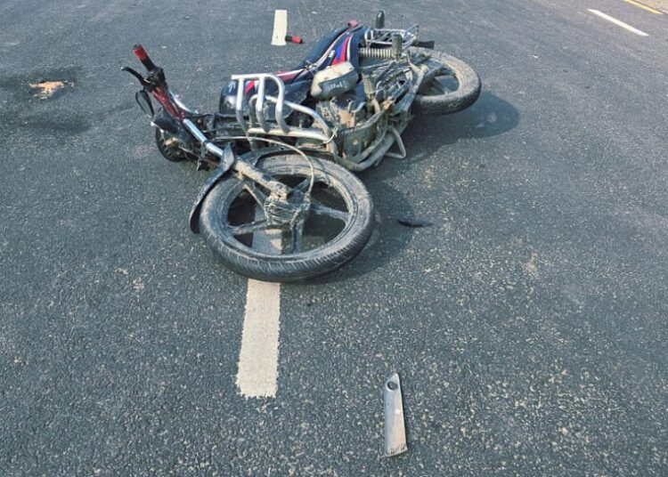 उदयपुमा जन्ती सवार बसले ठक्कर दिँदा मोटरसाइकल चालक युवकको मृत्यु