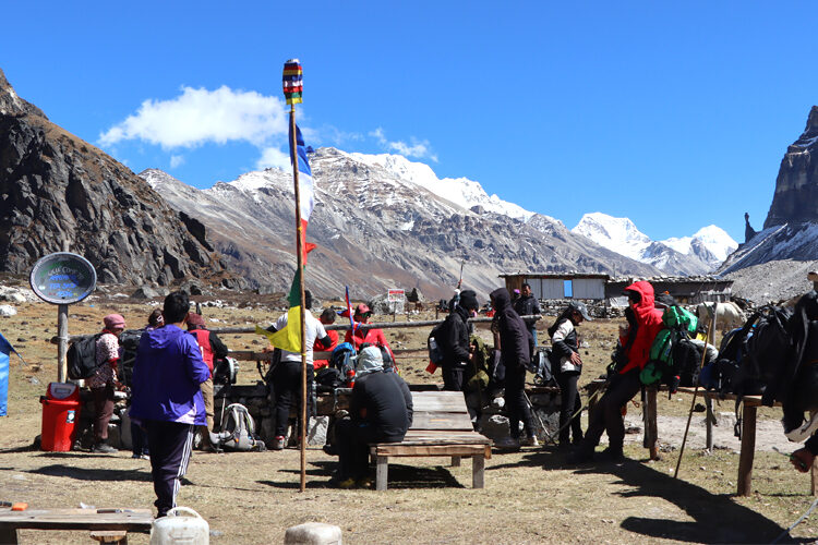 कञ्चनजंघा क्षेत्रमा पर्यटकको चहलपहल बढ्यो