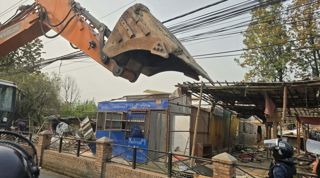 शान्तिपूर्ण अवस्थामा डोजर चल्दै, थापाथलीका सुकुम्बासीलाई रंगशाला लगिदै