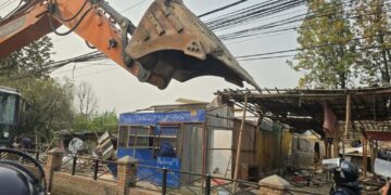 शान्तिपूर्ण अवस्थामा डोजर चल्दै, थापाथलीका सुकुम्बासीलाई रंगशाला लगिदै