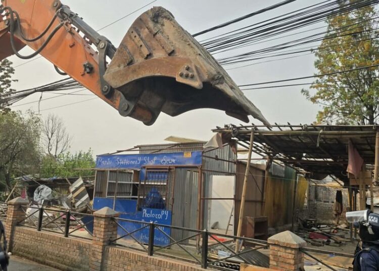 शान्तिपूर्ण अवस्थामा डोजर चल्दै, थापाथलीका सुकुम्बासीलाई रंगशाला लगिदै